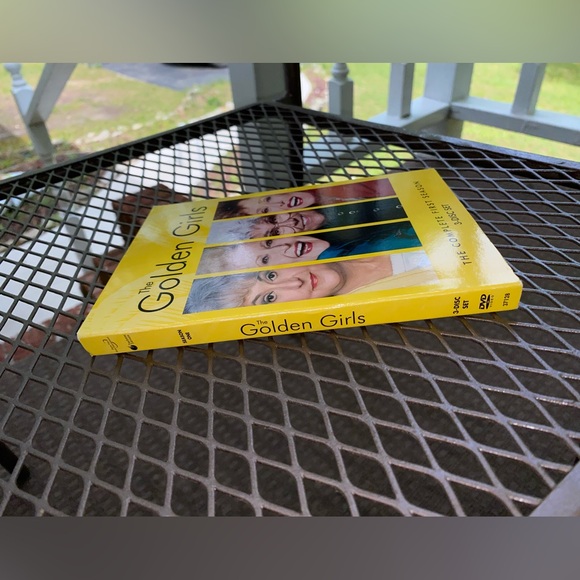 The Golden Girls DVD The Complete First Season 3-Disc Set - Picture 5 of 14